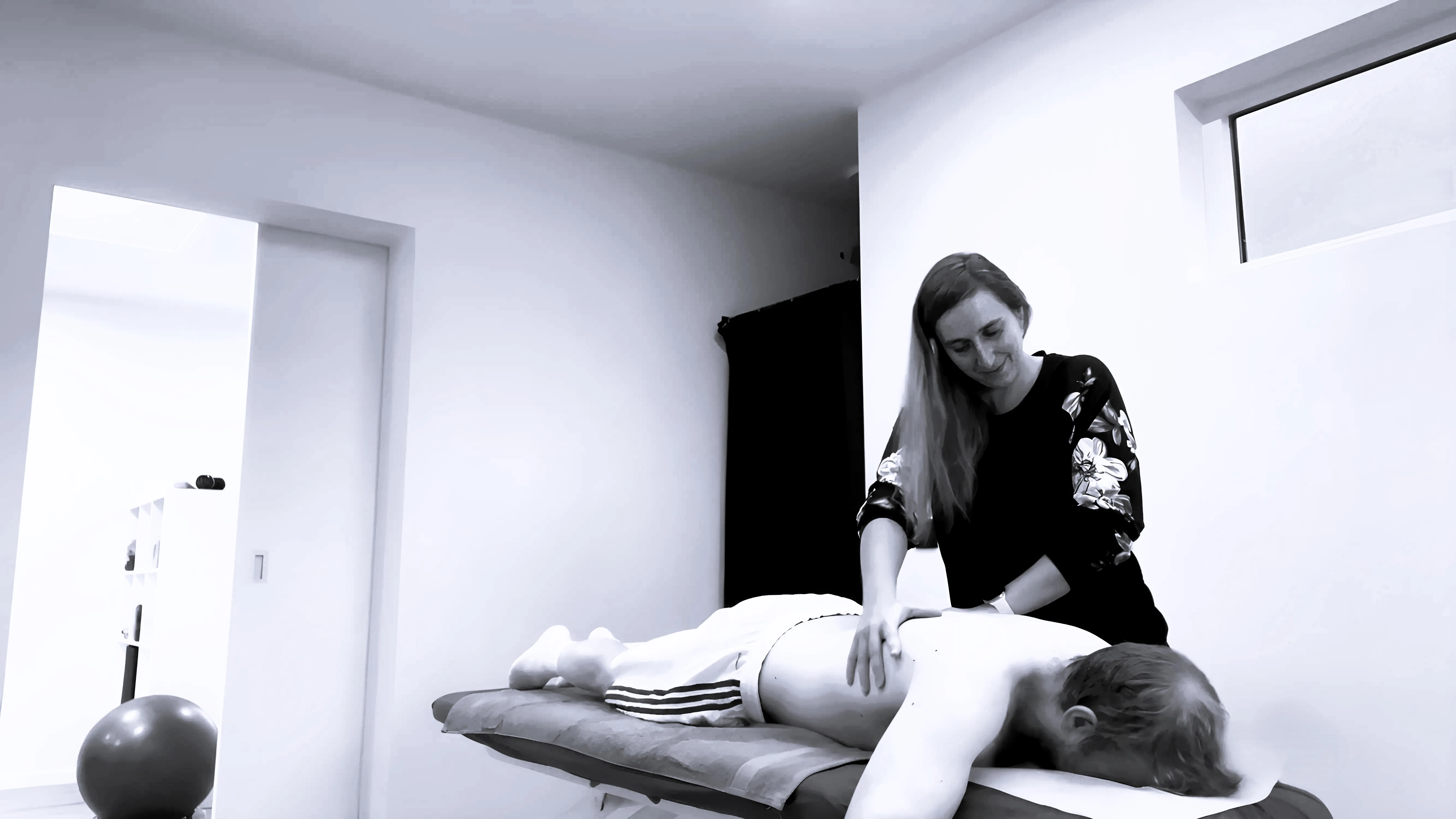 Kinesiste Dorien Van Havere die een patiënt behandelt in de praktijk